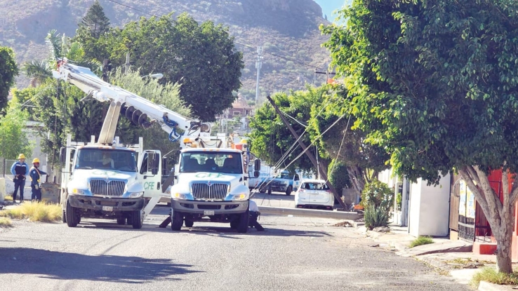 POR FUERTES VIENTOS Cae poste de CFE en la colonia Las Villas