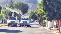 POR FUERTES VIENTOS Cae poste de CFE en la colonia Las Villas