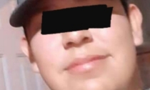    Agente policíaco ataca a compañero