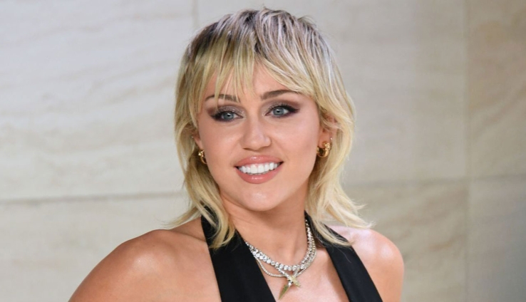Miley Cyrus se aleja de su papá, tras saber de su relación con mujer, de 29 años