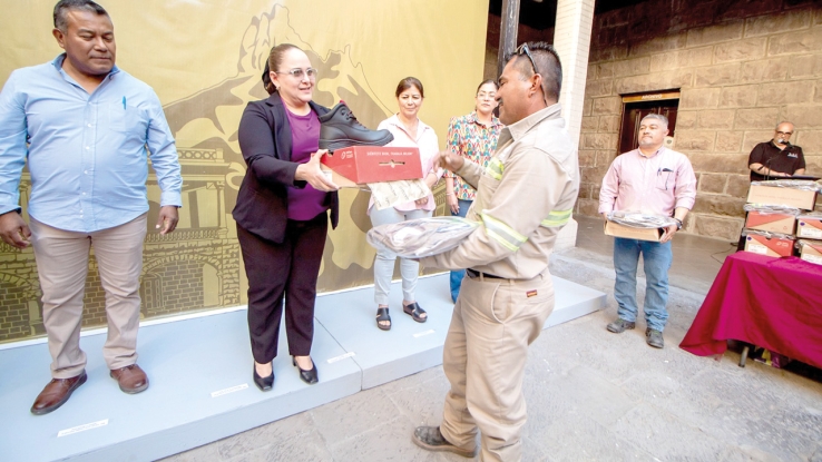  Los trabajadores recibieron los flamantes uniformes de manos de la Alcaldesa.