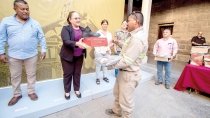  Los trabajadores recibieron los flamantes uniformes de manos de la Alcaldesa.
