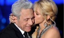 Shakira tiene gesto de gran humildad: besa los pies de su papá