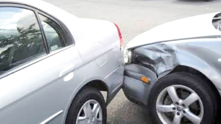 Colisiona contra vehículo estacionado