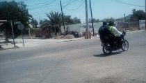 POR FALTA DE PRECAUCIÓN Daña motociclista a vagoneta