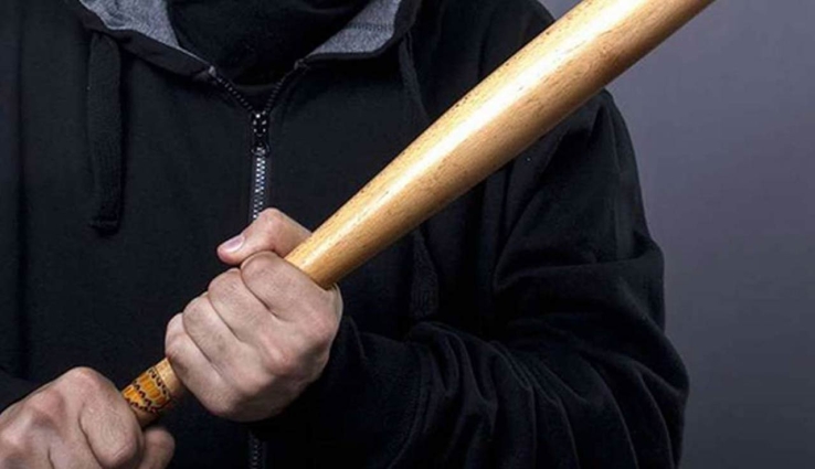 Amenaza a joven con bate de beisbol