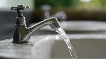 Algunas colonias continúan con problemas de desabasto de agua.     Regulariza CEA suministro de agua en varias colonias    Miguel García Pérez EL VIGÍA Luego de aproximadamente un mes de tener problemas con el abasto del vital líquido, la Comisión Estatal del Agua (CEA) regularizó, a partir del mediodía de ayer, el suministro de agua en varias colonias de la ciudad, en Empalme. Sin embargo, aún hay sectores que todavía tienen problemas con el abasto, sobre todo, los ubicados hacia el lado oriente de la ciudad, como Villa Dorada 1 y 2, Prado Bonito, Linda Vista, Los Portales, 29 de Septiembre, Jacarandas, Nuevo Empalme y otros. Karen Isiordia García, residente de Villa Dorada Uno, dijo que durante semanas el abasto de agua fue muy deficiente, con falta de presión durante el día, y con muy poca presión durante las noches. Pero durante los últimos días ni por la noche había presión, incluso ni en las tomas domiciliarias, situación que se generalizó en toda la ciudad y despertó el malestar de la comunidad usuaria. Sin embargo, y luego de trabajos de reparación de pozos en la zona de abastecimiento de Maytorena por parte de la CEA, refiere la dependencia, a través de un comunicado, el suministro del vital elemento se normalizó, casualmente después de pasar el período de asueto de Semana Santa. Lo anterior, porque siempre se ha sospechado que el agua la conducen a San Carlos, a fin de evitar problemas de suministro en aquél tan visitado polo turístico.