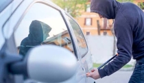 Roban vehículo en la calzada