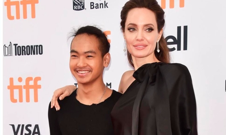 Angelina Jolie habrían alentado el gusto por las armas a su hijo Maddox