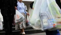 Intenta llevarse bolsas de mandado