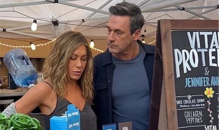 Jennifer Aniston apareció en un mercado vendiendo sus productos