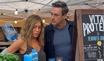 Jennifer Aniston apareció en un mercado vendiendo sus productos