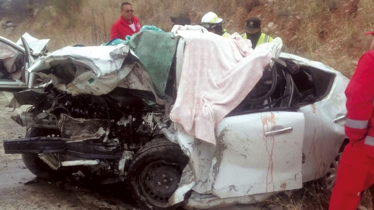 EN LA CARRETERA ÍMURIS-NOGALES  Mueren cinco en trágico choque