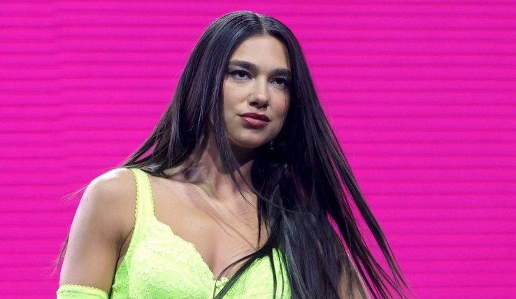 ¿LECCIÓN PARA BAD BUNNY?  Dua Lipa rechaza amablemente a fan y le aplauden