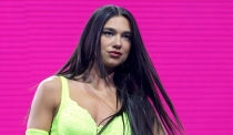 ¿LECCIÓN PARA BAD BUNNY?  Dua Lipa rechaza amablemente a fan y le aplauden