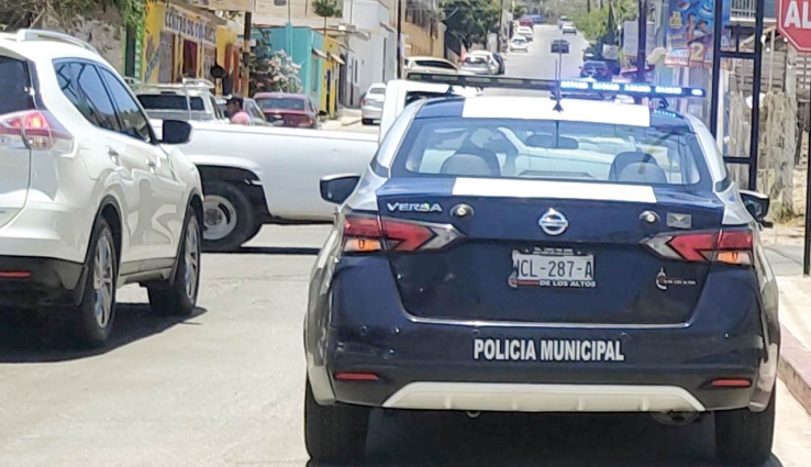 EN CAMELLÓN CENTRAL Pick up queda embancada