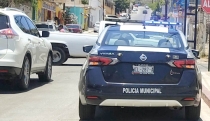 EN CAMELLÓN CENTRAL Pick up queda embancada
