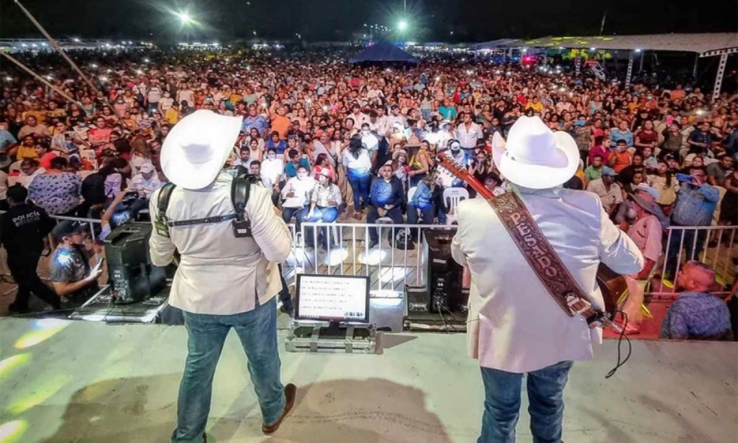 Baterista de Grupo Pesado es hospitalizado, tras caer de escenario