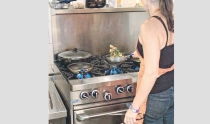 Resulta con quemaduras leves