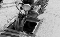 Motociclista cae alcantarilla que no tenía tapadera