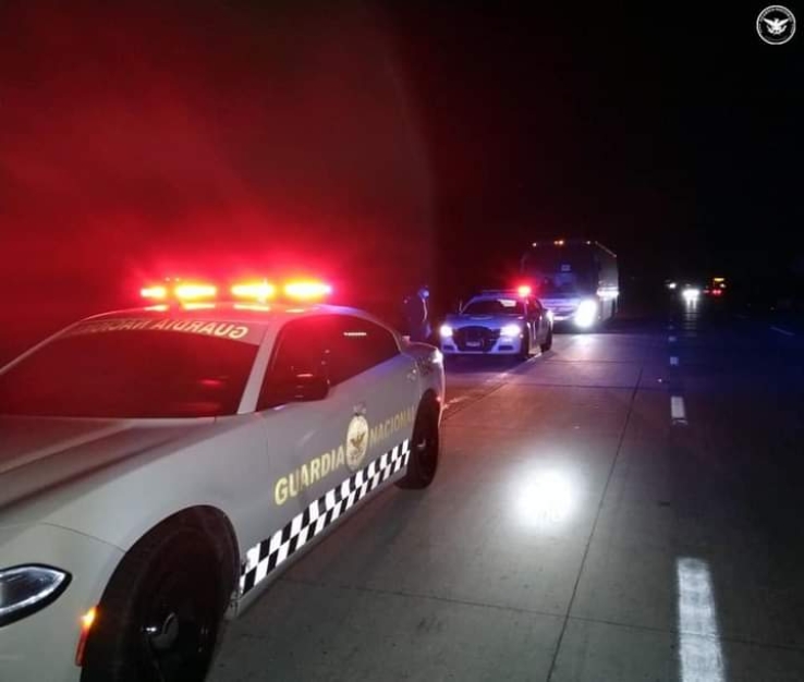    Se vuelca tráiler en la carretera