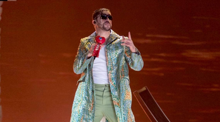 Bad Bunny enfurece con una fan y avienta su teléfono al piso