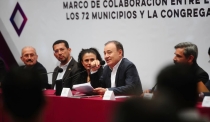 PARA SEIS MUNICIPIOS SERRANOS  Entrega Gobernador maquinaria