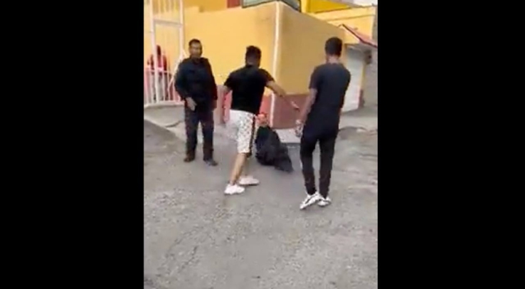 POR VENTA DE UNA CHAMARRA  Intercambian golpes jóvenes