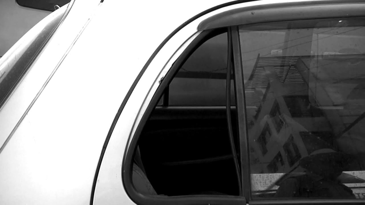 POR ROBARLE MALETÍN Ocasionan daños en auto