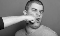 Recibe golpe en rostro