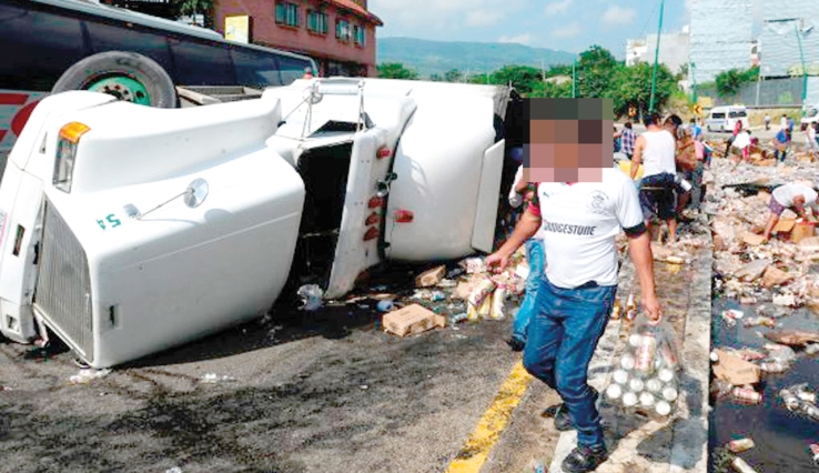 Vuelca tráiler que transportada cerveza, HUBO RAPIÑA