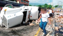 Vuelca tráiler que transportada cerveza, HUBO RAPIÑA