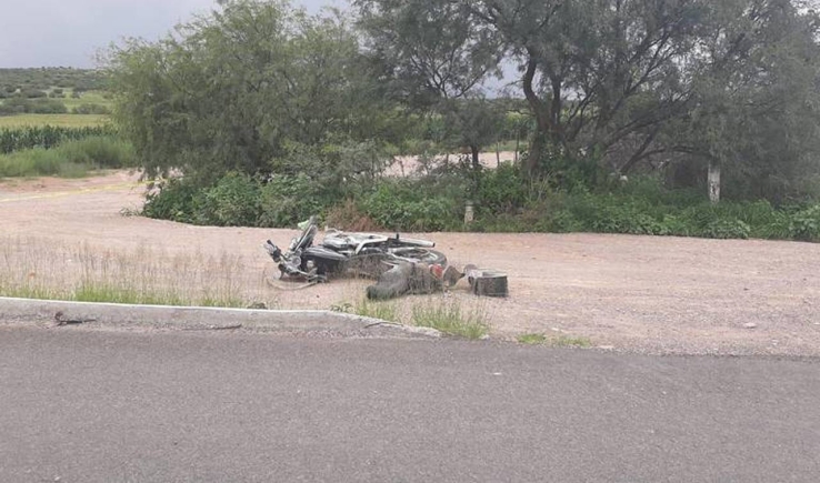 PESADO CAMIÓN  Saca del camino a motociclista