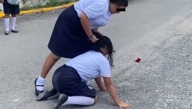 ¡Indignante! Golpea a estudiante