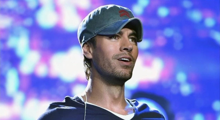 Enrique Iglesias se toma foto con fan en medio del tráfico y se hace viral