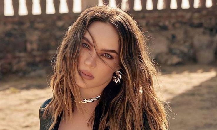 Belinda besa en la boca a Valentina para celebrar el Pride en Madrid