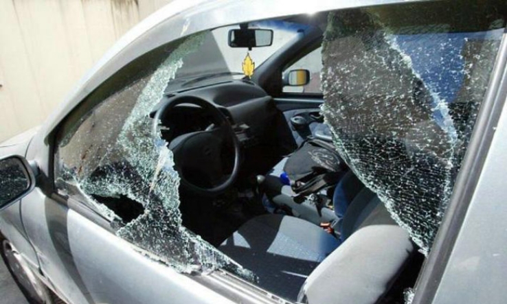 INTENTAN ROBARSE APARATOS DE SONIDO  Ocasionan daños en automóvil