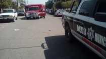 Descuidado ciclista choca con carro