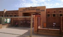 Sin docente, niños de primaria en Niza