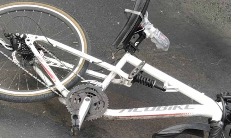 JOVEN CICLISTA  Golpea auto estacionado