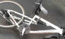JOVEN CICLISTA  Golpea auto estacionado