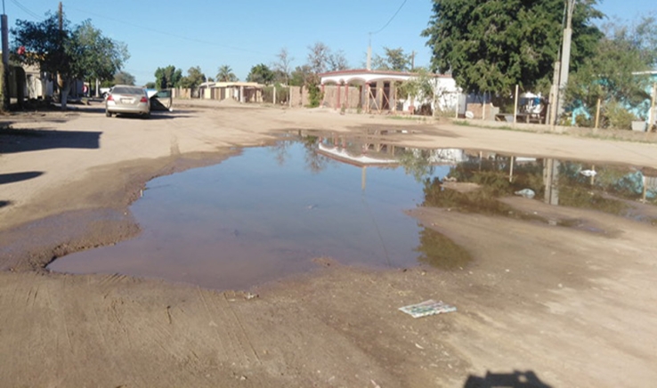 Denuncian derrame de drenaje