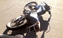 Se lesiona motociclista