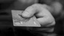 Señala suegra a yerno por llevarse dinero y tarjeta banco