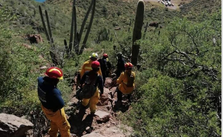 Rescatan a dos personas del cerro Tetakawi