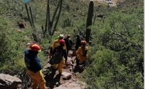 Rescatan a dos personas del cerro Tetakawi