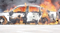 EN EL CAMINO AL AEROPUERTO  Se incendia vehículo