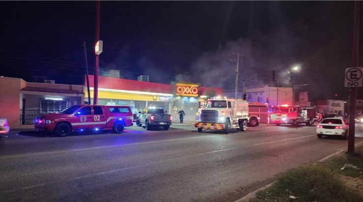 Rescatan a dos personas en incendio de Oxxo
