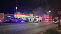 Rescatan a dos personas en incendio de Oxxo