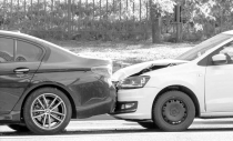 FRENTE AL SEGURO SOCIAL  Chocan auto estacionado